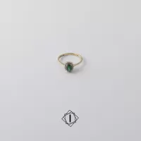 Zlatni prsten sa zelenim i prozirnim cirkonima