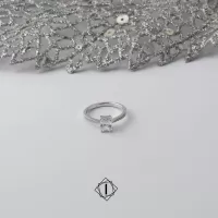 Prsten od belog zlata sa cirkonom