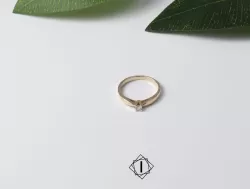 Prsten od žutog zlata sa brilijantima