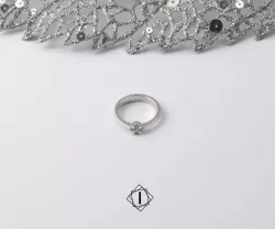 Klasičan brilijantski verenički prsten