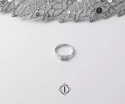 Verenički prsten sa neobičnim postoljem za brilijant