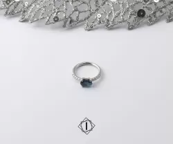 Verenički prsten sa London plavim topazom i 10 manjih brilijanata