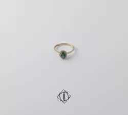 Zlatni prsten sa zelenim i prozirnim cirkonima