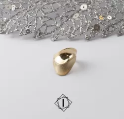 Zlatni prsten neobičnog dizajna