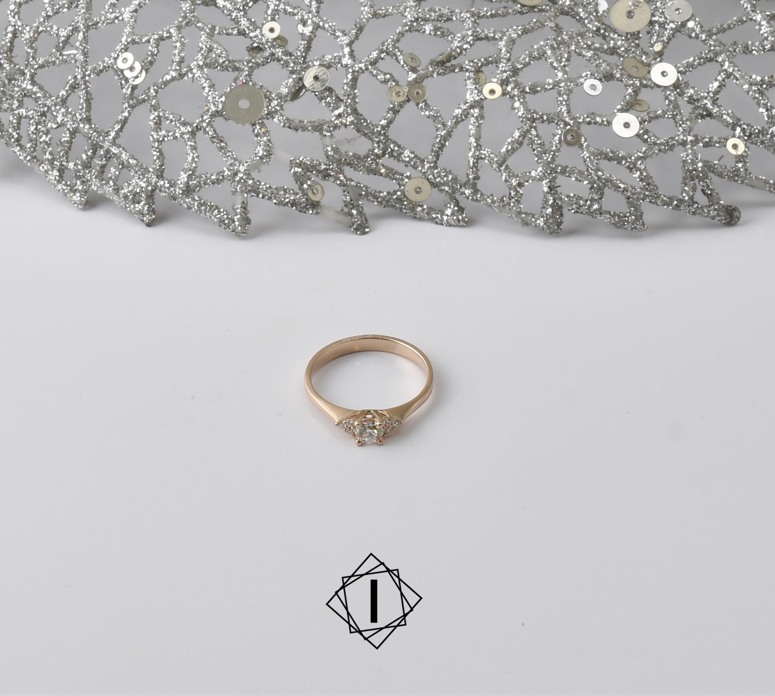 Prsten od roze zlata sa brilijantima