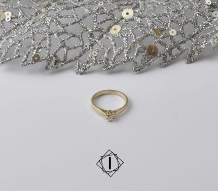 Zlatni verenički prsten sa dijamantom