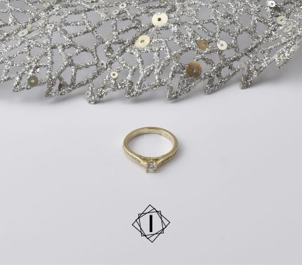 Zlatni prsten sa dijamantima