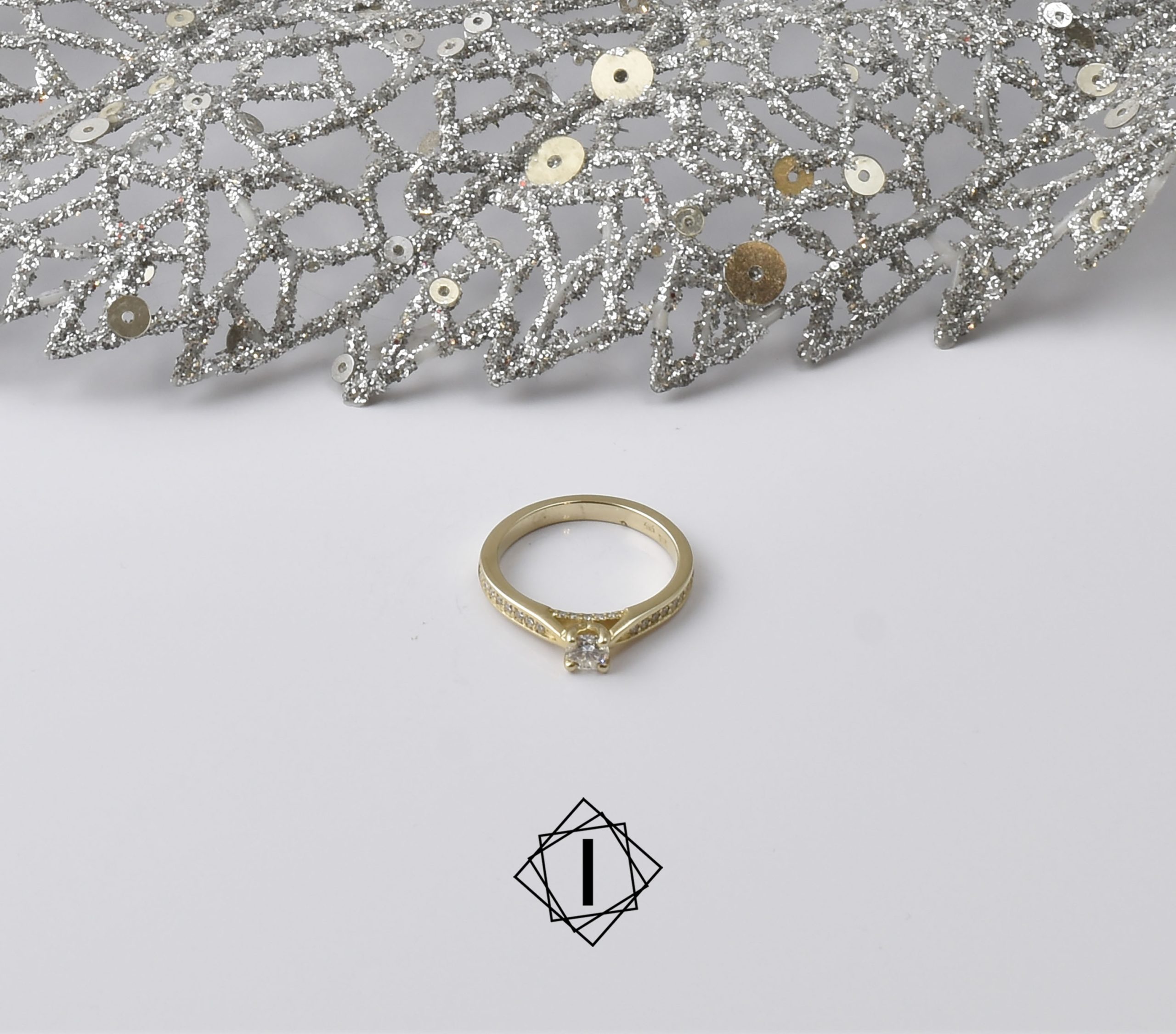 Gold ring with diamonds