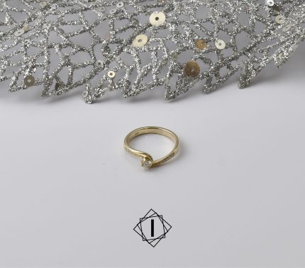 Zlatni prsten sa dijamantima