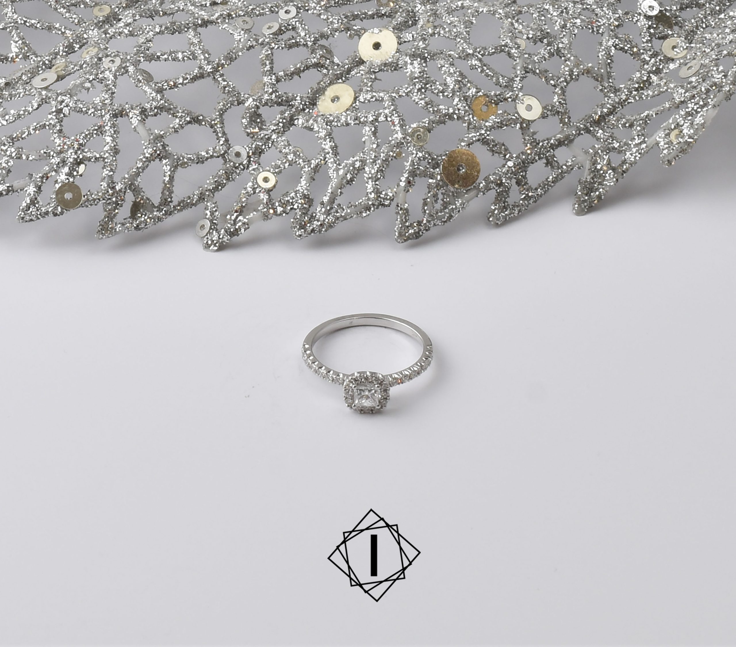 Prsten od belog zlata sa dijamantima