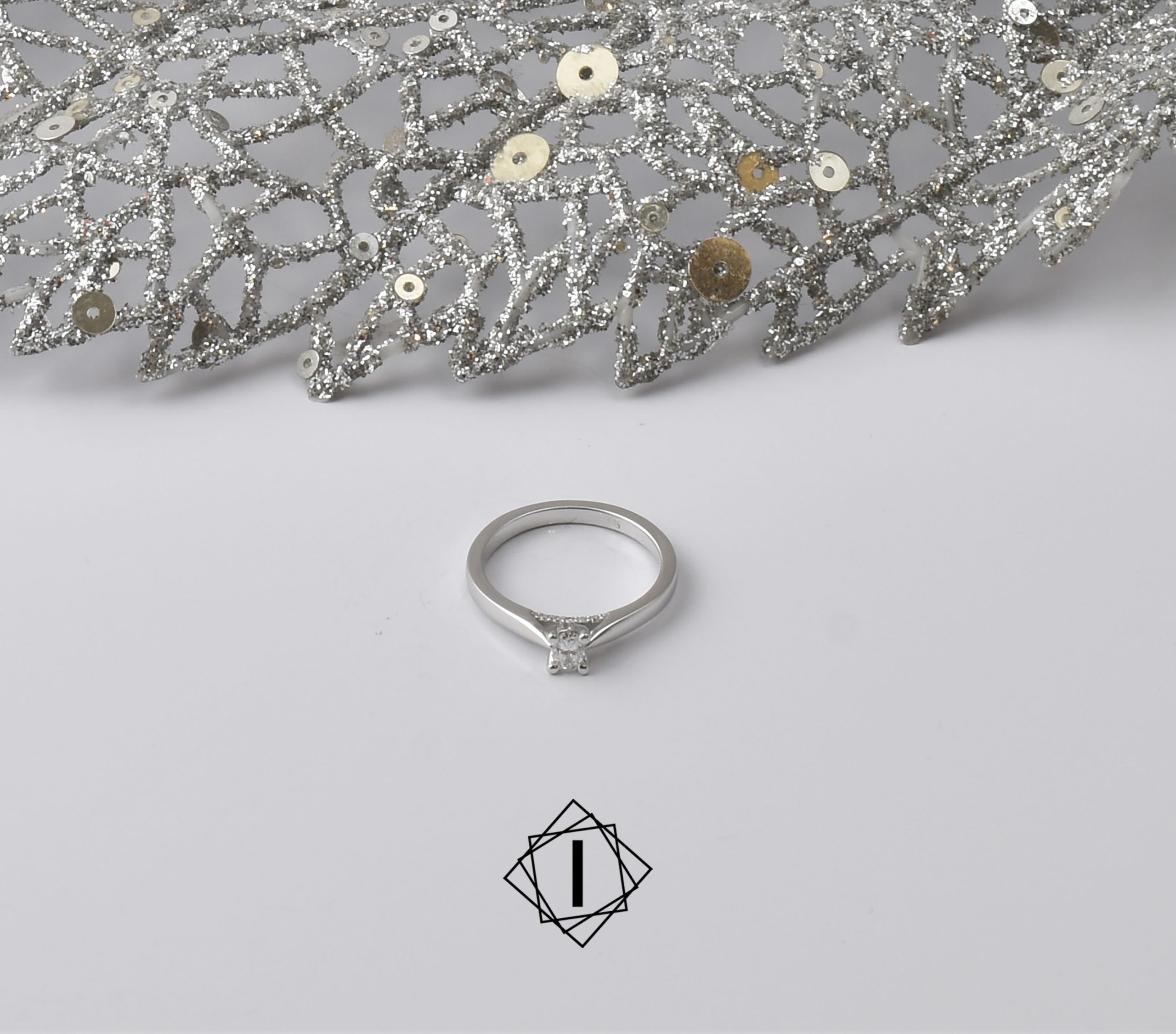 Prsten od belog zlata sa dijamantom