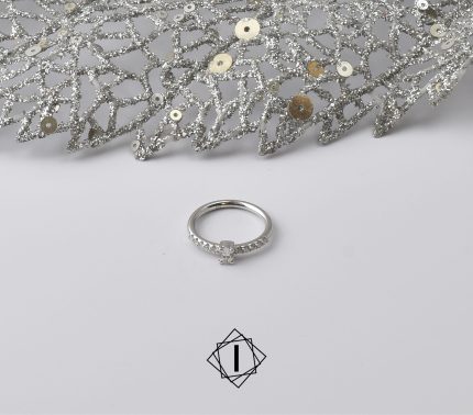 Dijamantski prsten od belog zlata