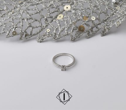 Prsten od belog zlata sa dijamantima