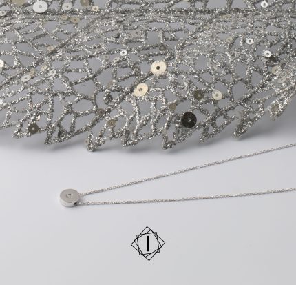 Ogrlica sa okruglim priveskom i dijamantom