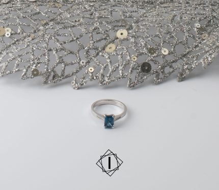 Prsten sa plavim topazom i brilijantima
