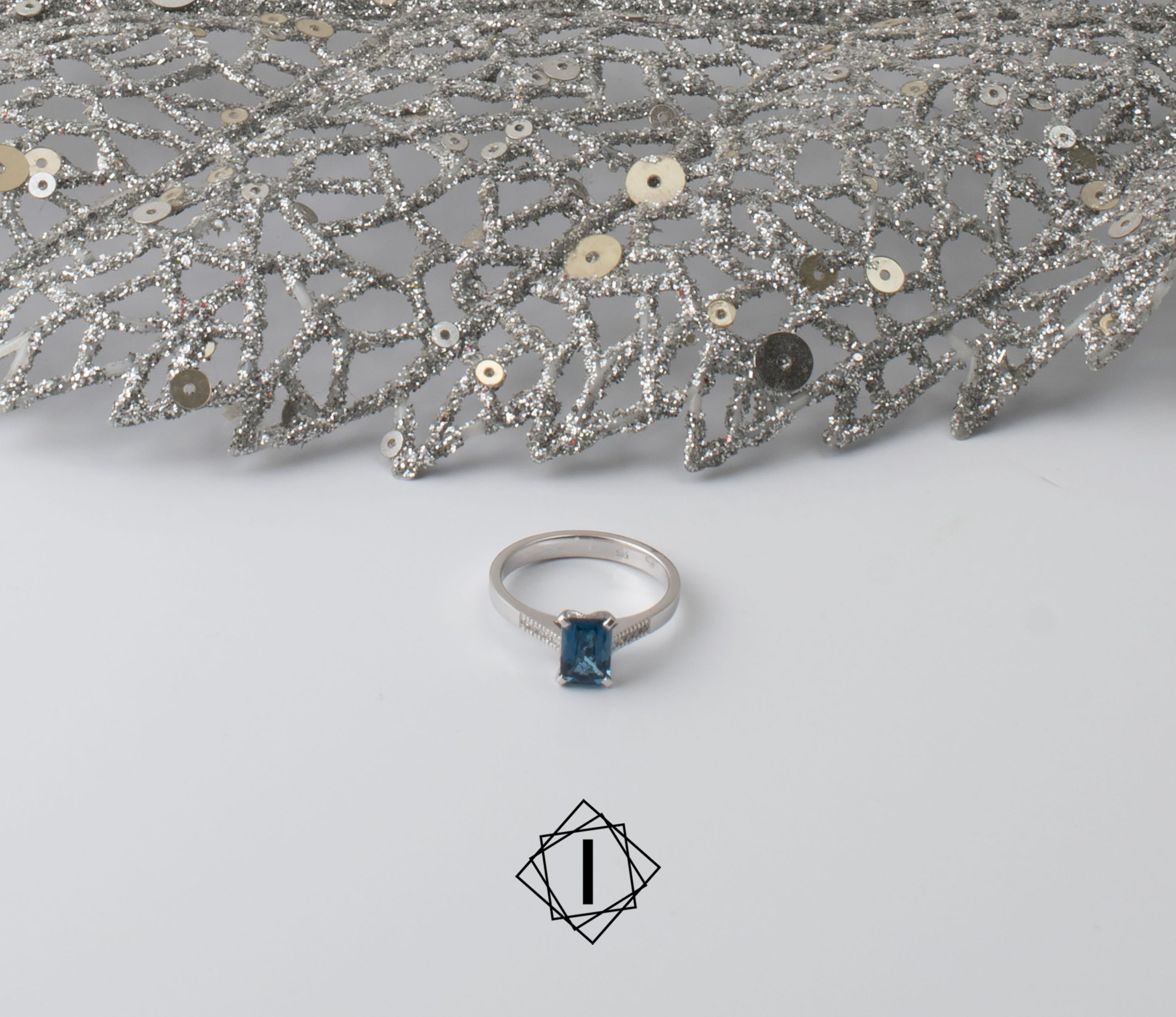 Prsten sa plavim topazom i brilijantima