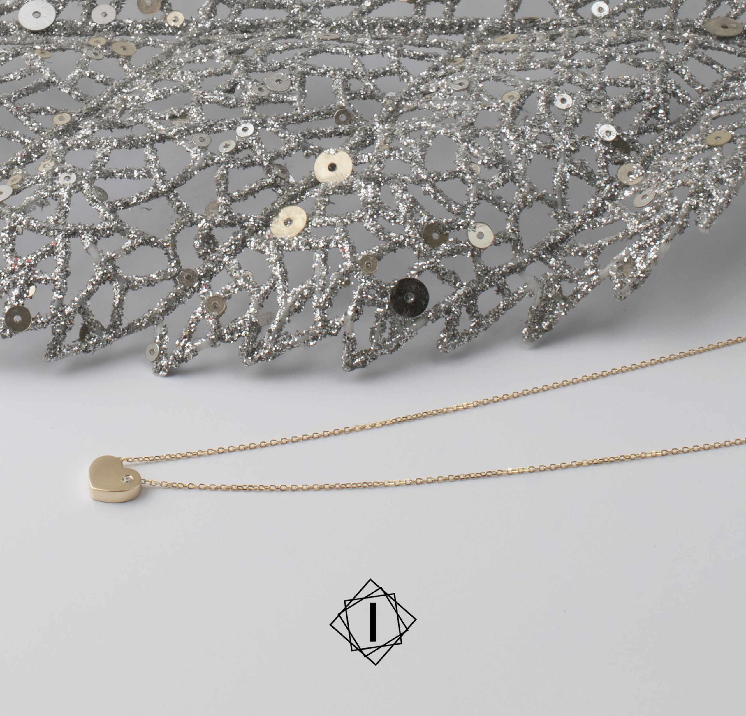 Zlatna ogrlica sa priveskom u obliku srca