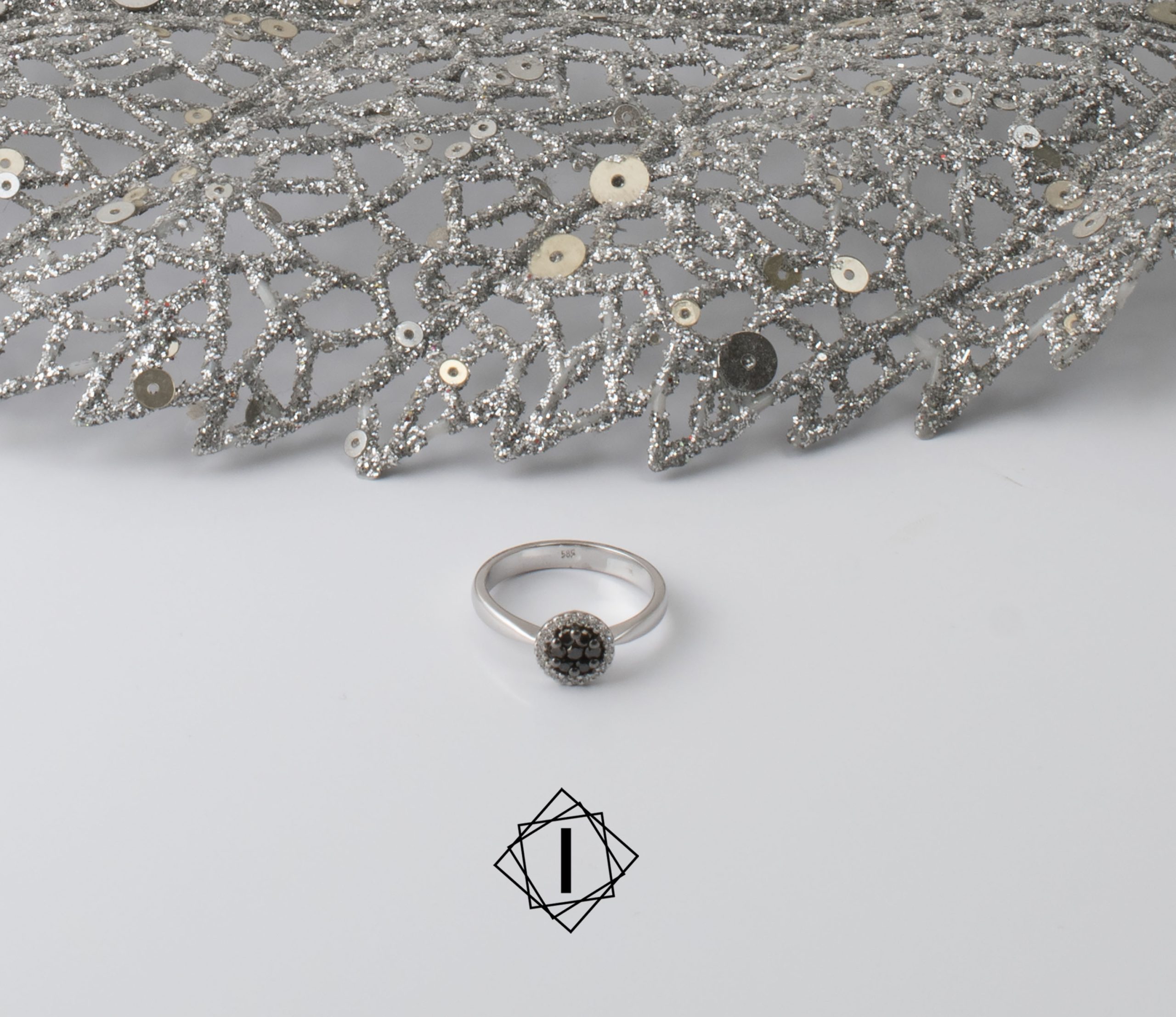 Prsten sa crnim dijamantima