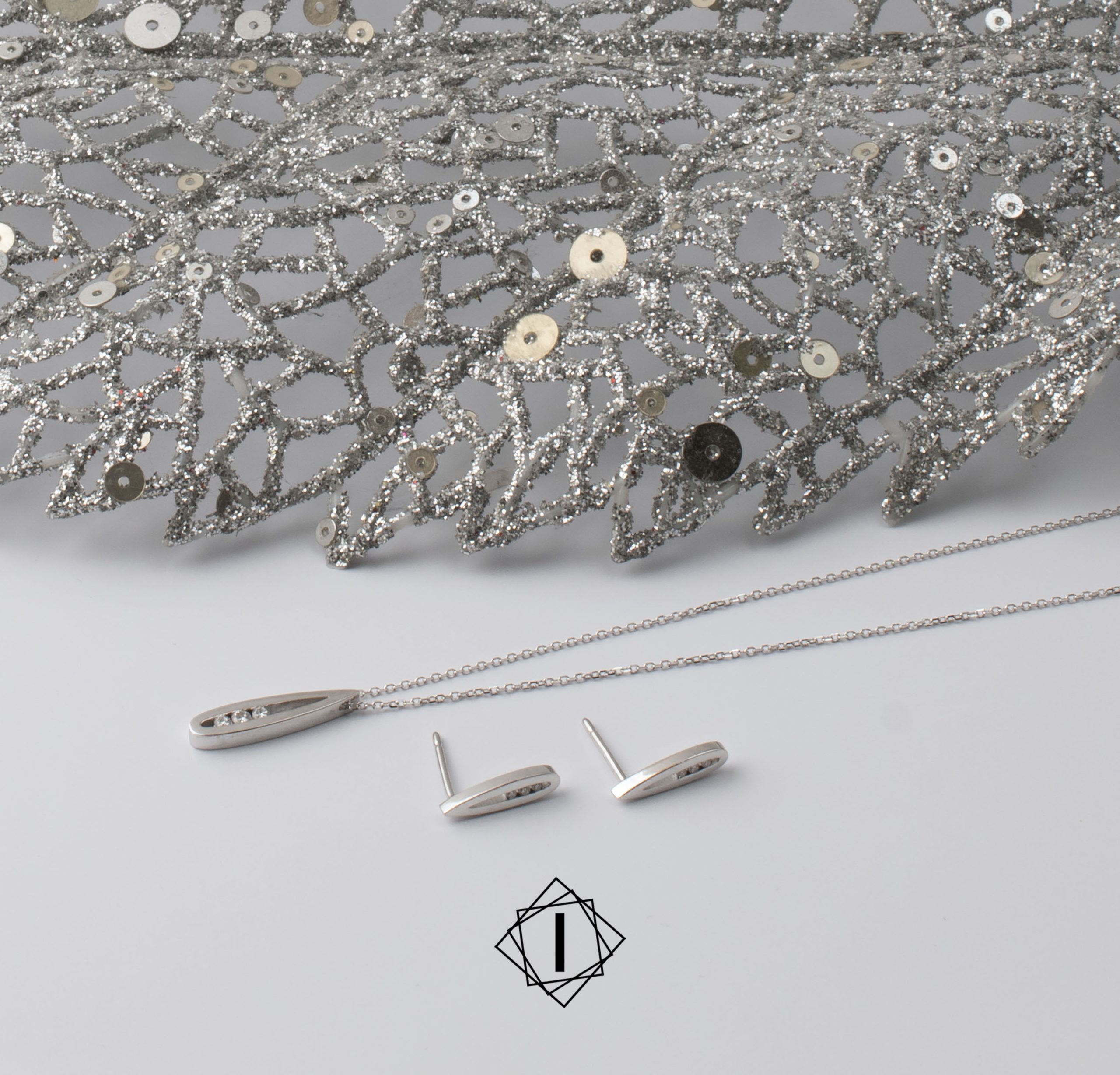 Minđuše i ogrlica od belog zlata