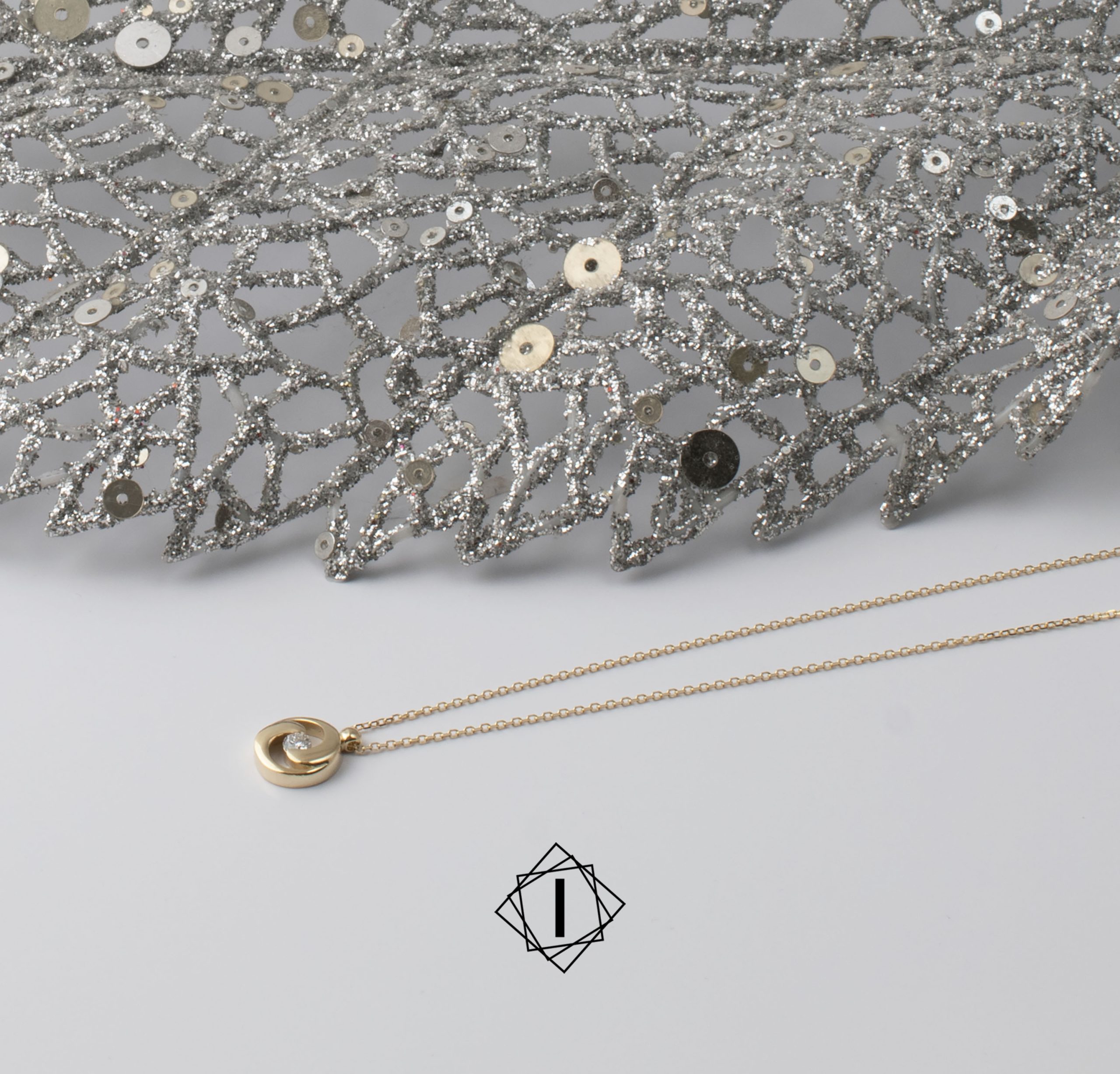 Zlatna ogrlica sa priveskom