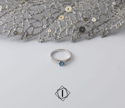 Prsten sa brilijantima i plavim topazom