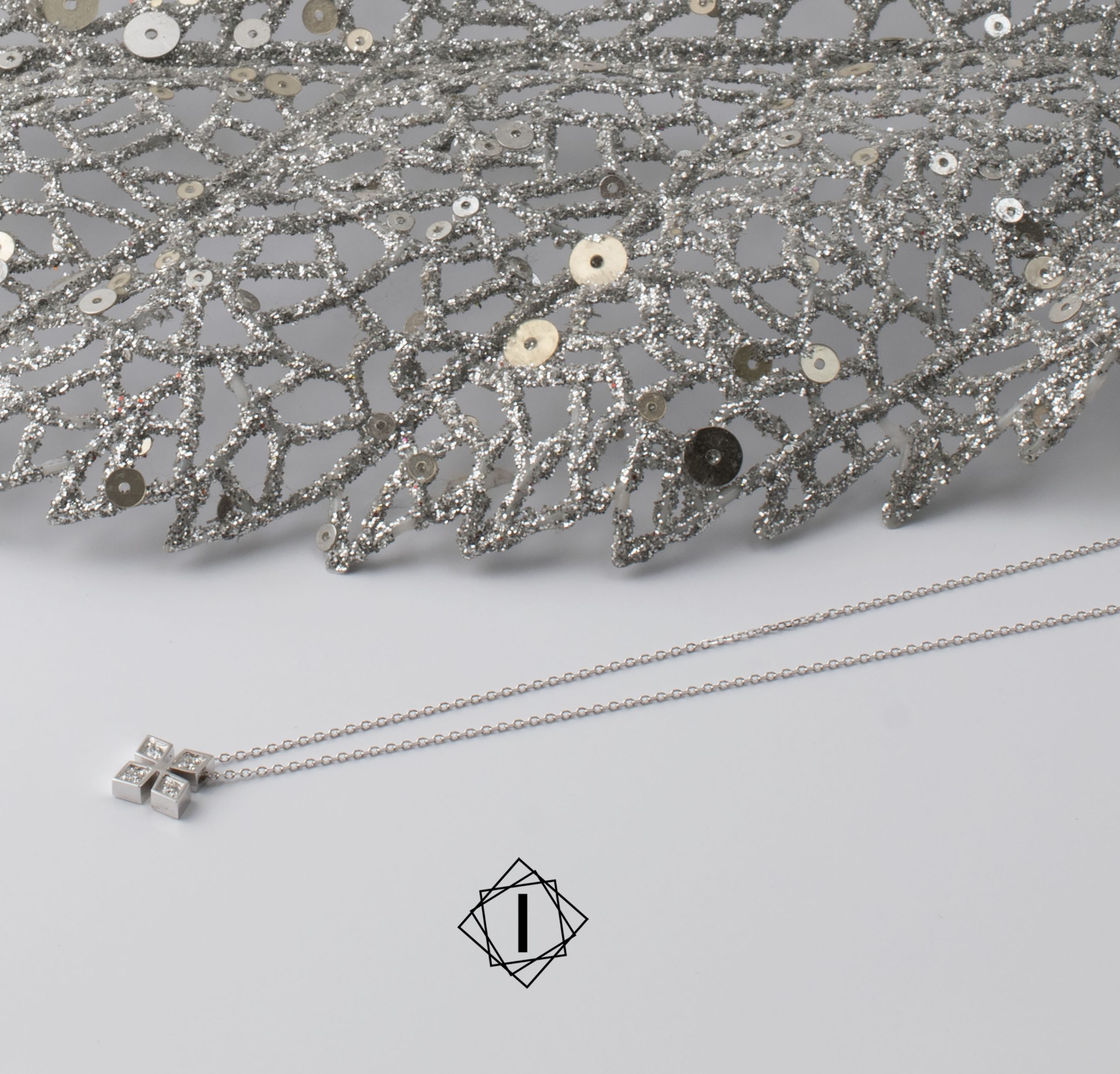 Ogrlica sa četvrtastim priveskom i četiri dijamanta