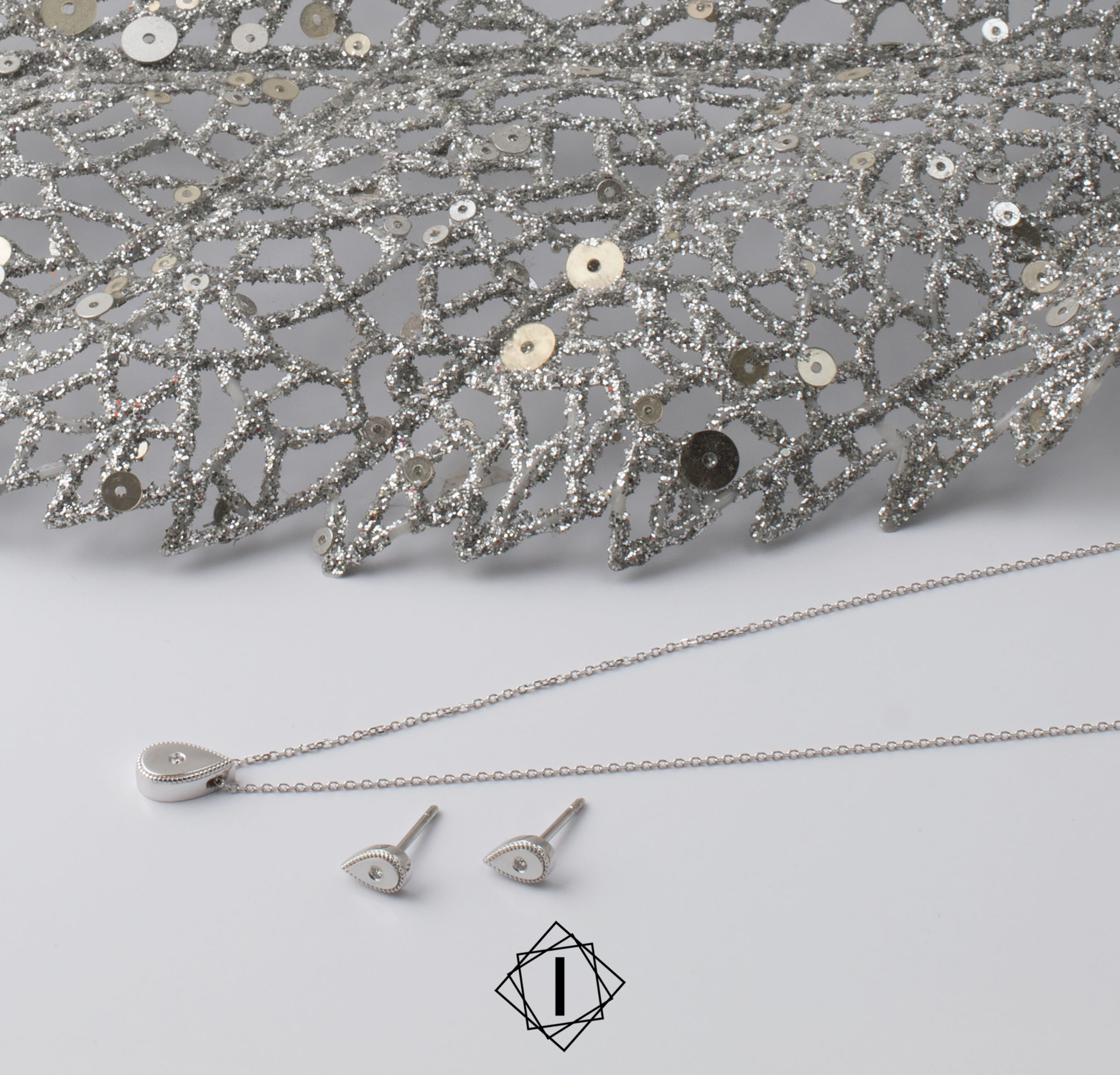 Komplet ogrlica i minđuše od belog zlata