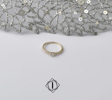 Verenički prsten sa mnoštvom dijamanata