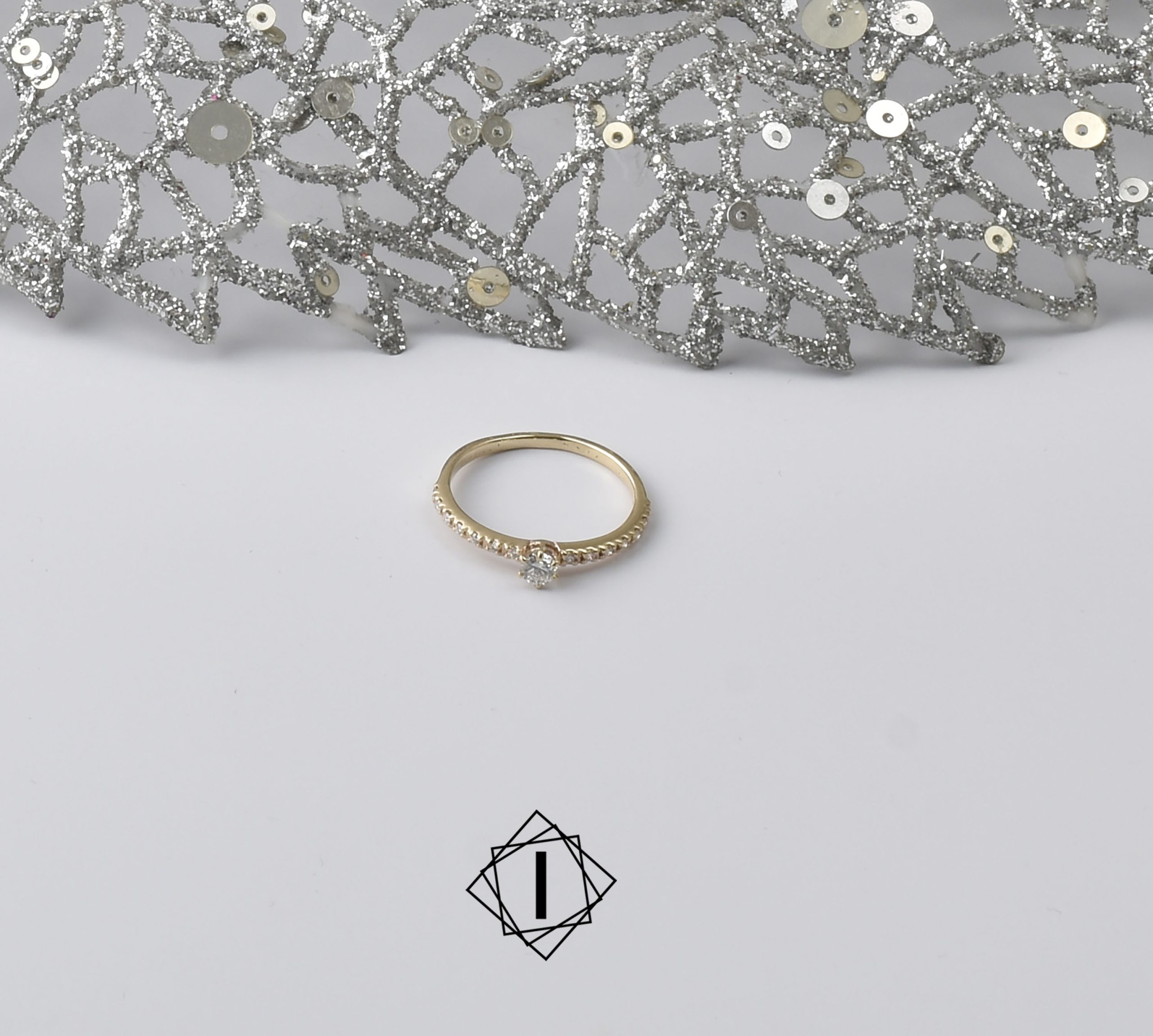 Verenički prsten sa mnoštvom dijamanata