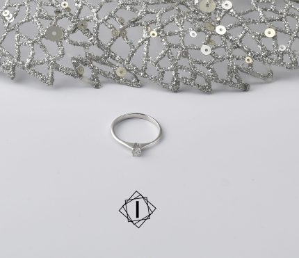 Elegantan verenički prsten sa dijamantom