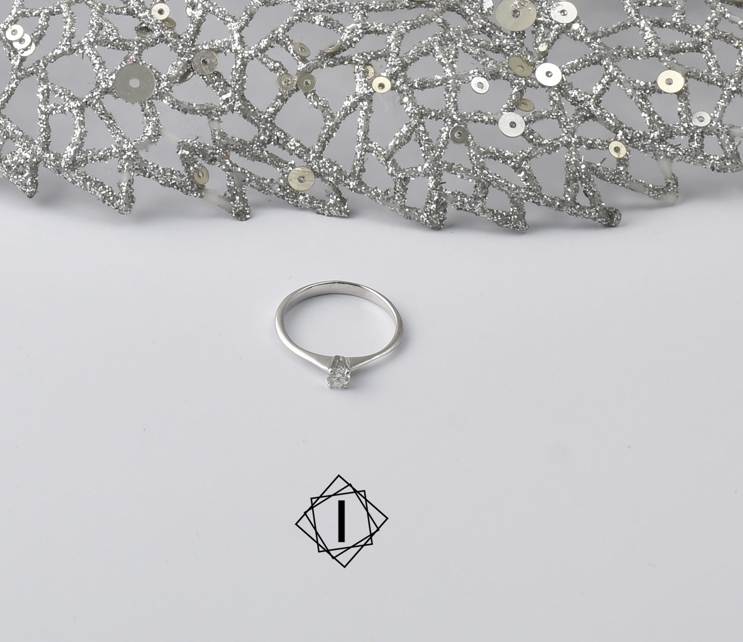 Elegantan verenički prsten sa dijamantom