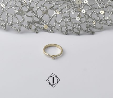 Prsten sa trinaest dijamanata