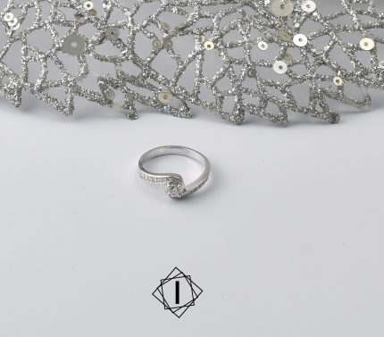 Gold ring with diamonds