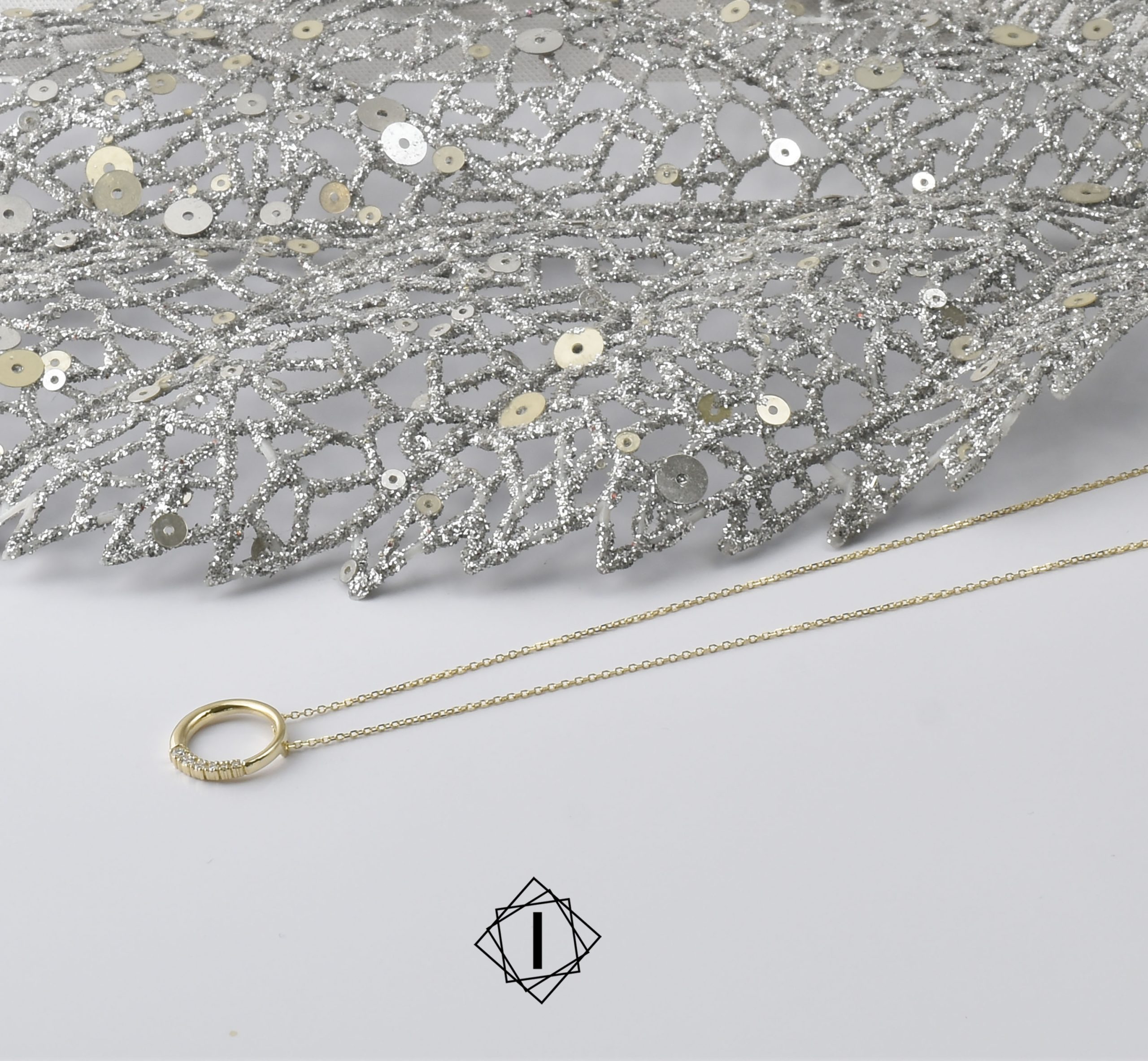 Zlatna ogrlica sa šest brilijanata